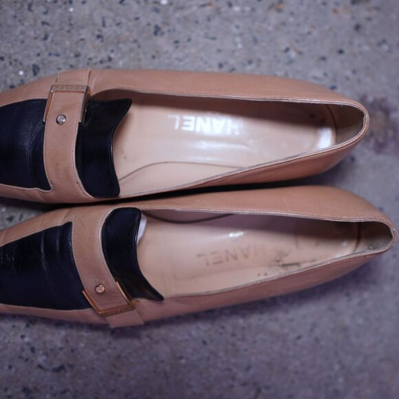 Chanel Vintage Two-Tone Leather Loafers Flats 39 Beige Black Logo Buckle Italy - Picture 8 of 11